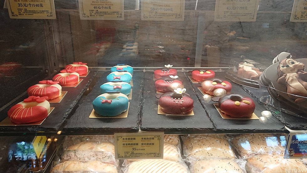 ケーキはショーケースの中にあったので店員さんにとっていただきました。
