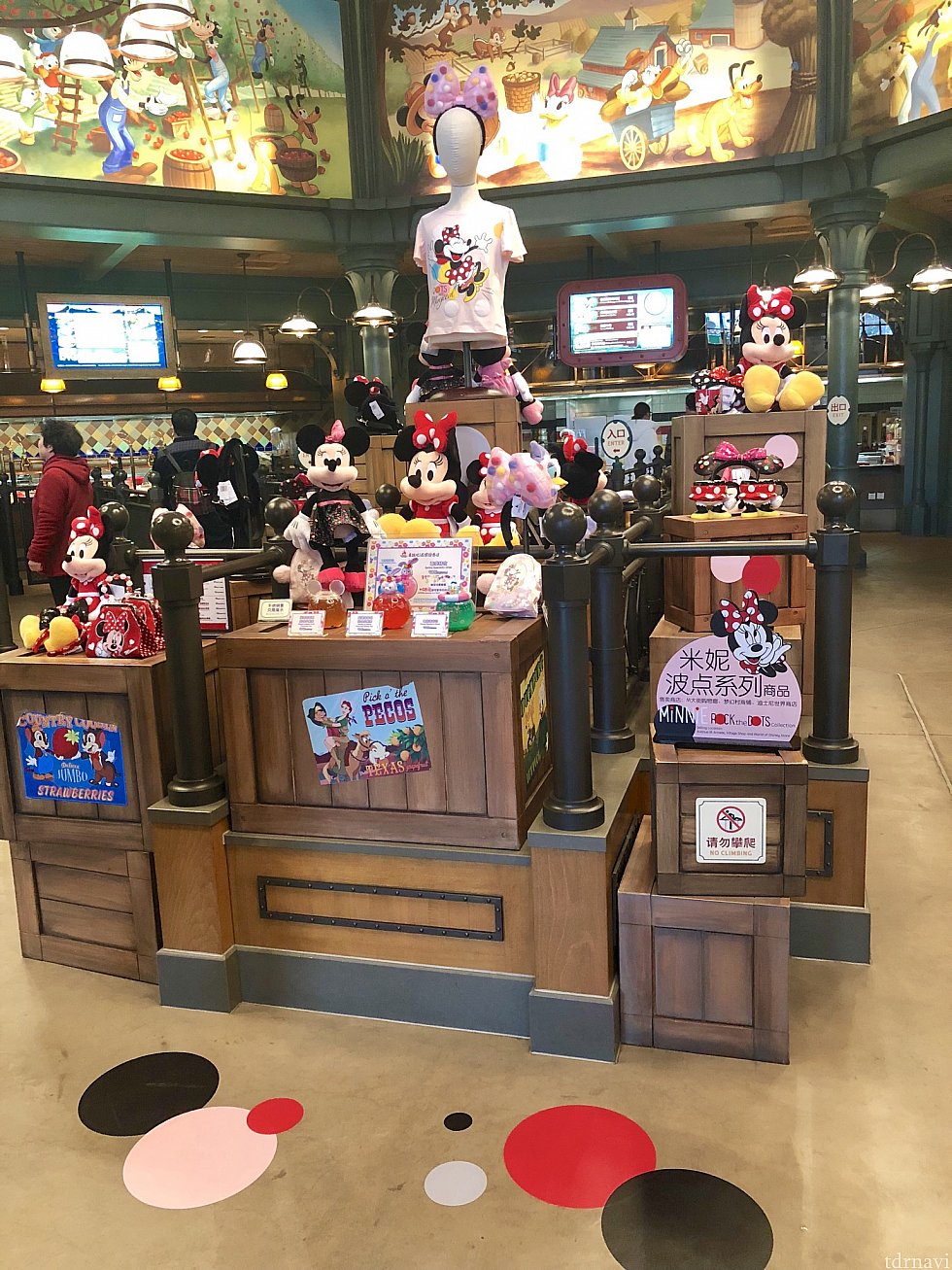 レストラン『ミッキー&パルズカフェ』にはミニーちゃんのドットグッズが