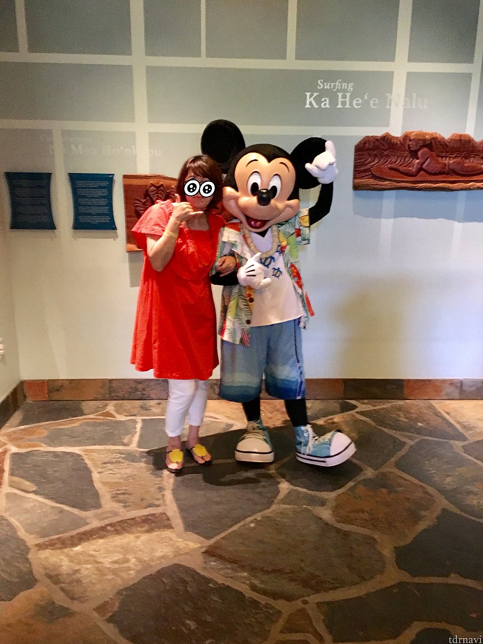 入口でミッキーと
日本と違って2人でも1人でもミッキーだけでも撮ってくれる素晴らしいサービス!
海外ディズニーにハマる訳