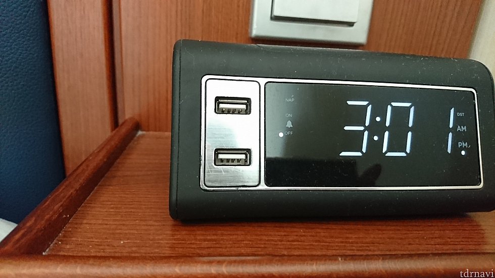 ベッドサイドにある備え付けの時計です。USB差し込み口が2つです