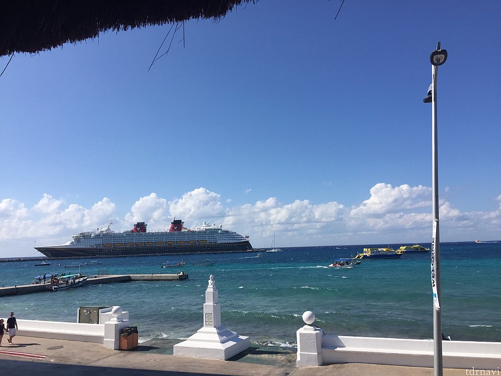 綺麗な海から船も見えます。