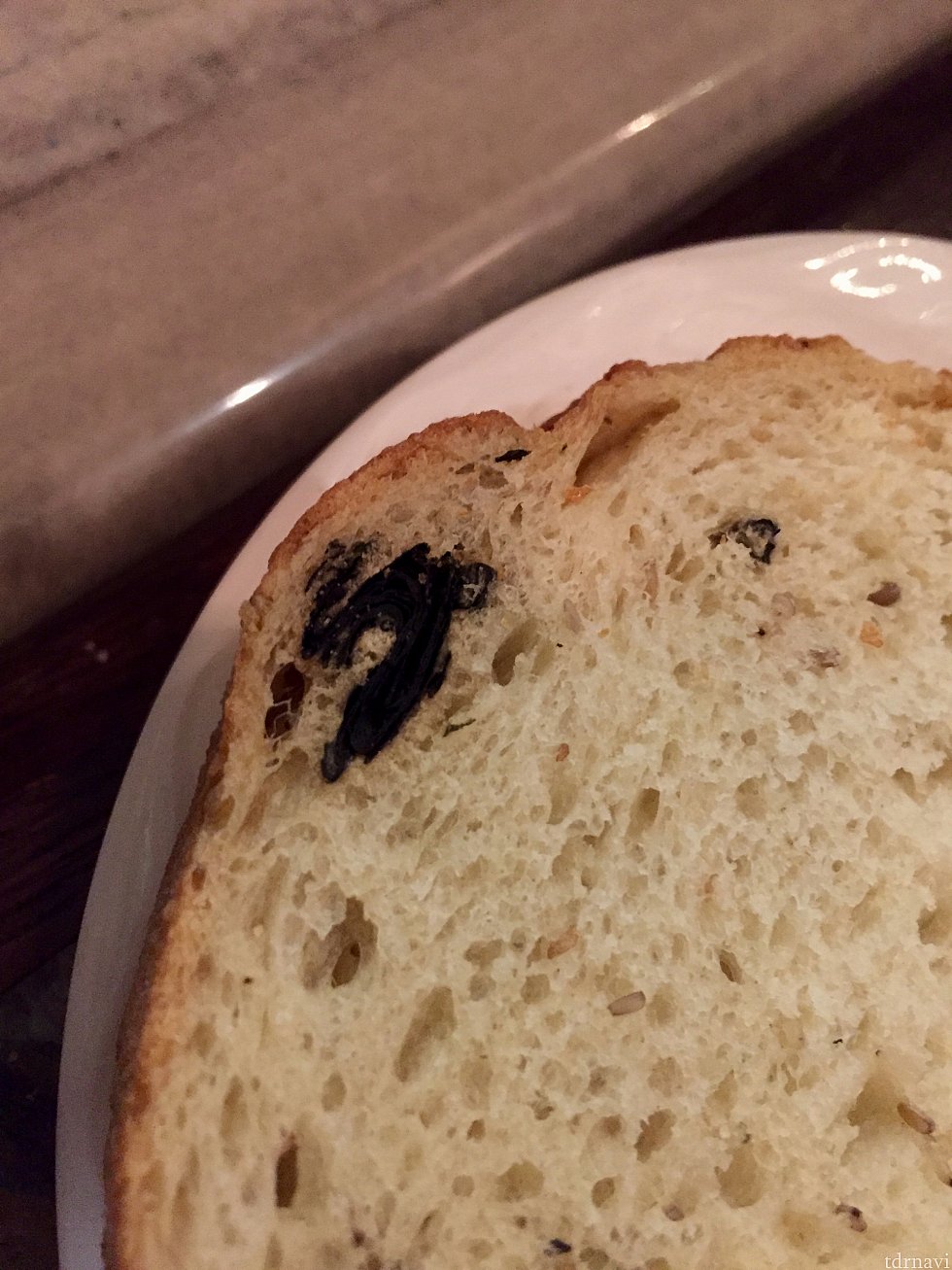 何やら怪しげに見えますが、これ海苔だそうです。海苔入りのパンは初めて食べました。磯の香りがして、ちょっとおにぎりを食べてる感じにもなりました。笑