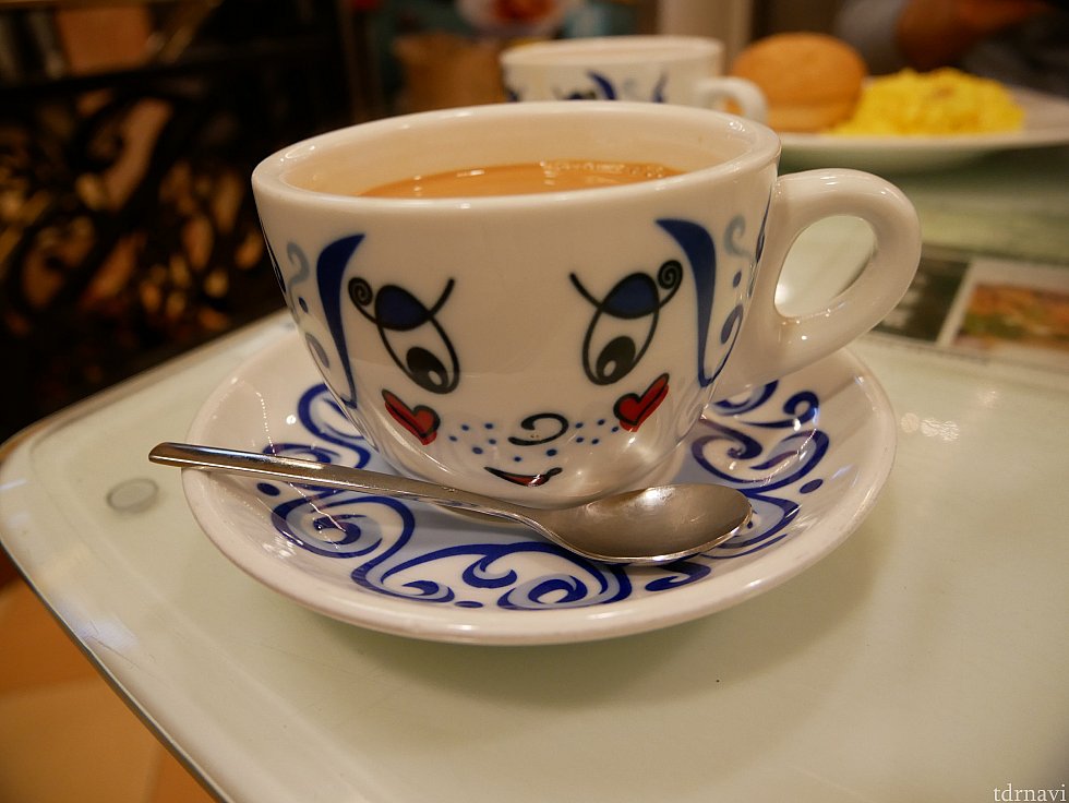 【翠華餐廳】
ホテルでは朝食を食べずに、朝はこちらに行きました。チェーン店で近くに2店舗あるようです。香港の定番メニュー、出前一丁を使ったメニューやクリスピーパンが美味しかったです。
人気で長蛇の列ができていました😌香港式のミルクティーも味わえます。このカップがかわいい✨