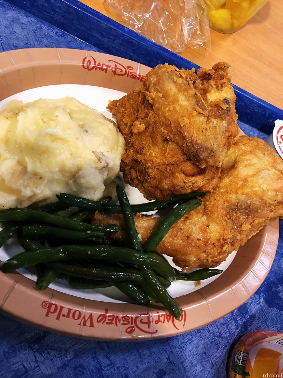 夜ごはんのフライドチキンとマッシュポテトとインゲン豆。
インゲンは「少な目で!」とお願いした結果です。