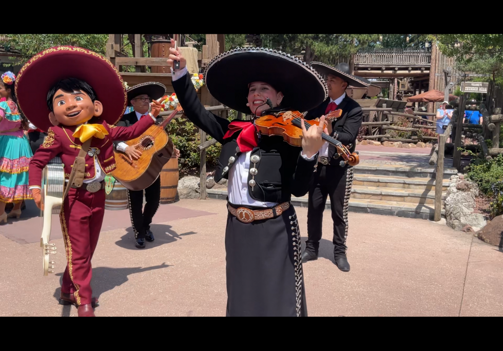最初と最後はディズニーミュージックフェスティバルテーマソングで。メキシカンバージョンのテーマソングもいいなぁ