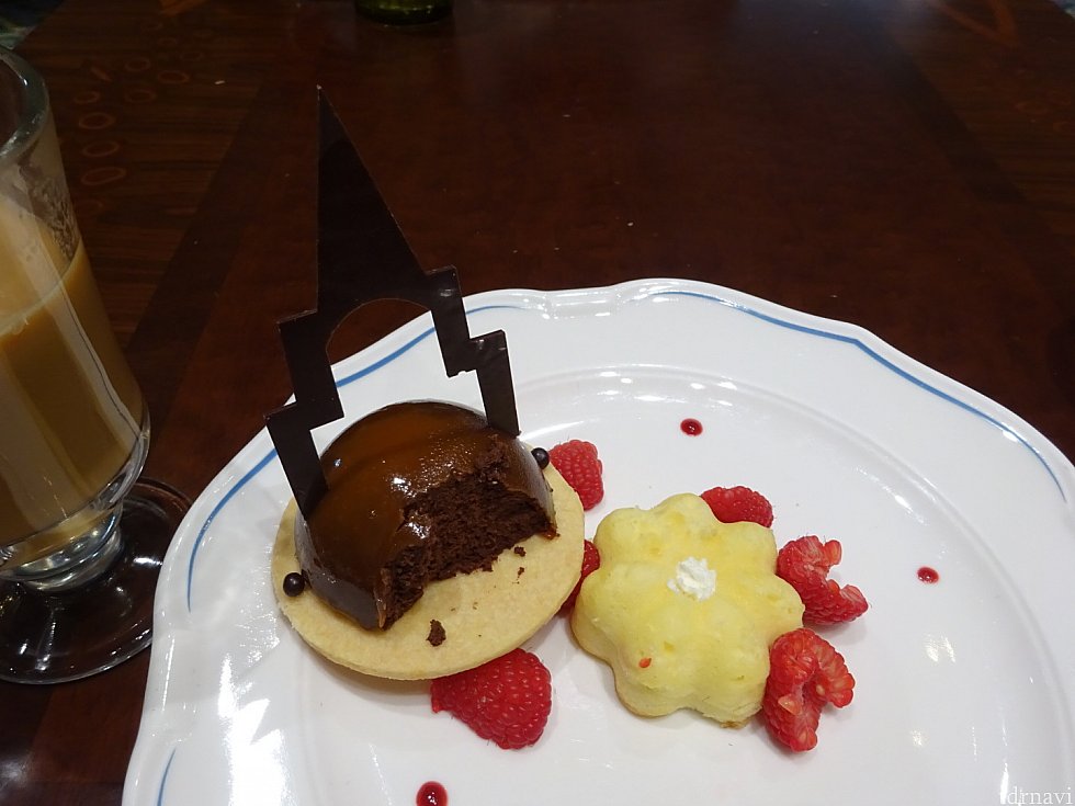ムースの中身と台のスポンジケーキはこんな感じです。
