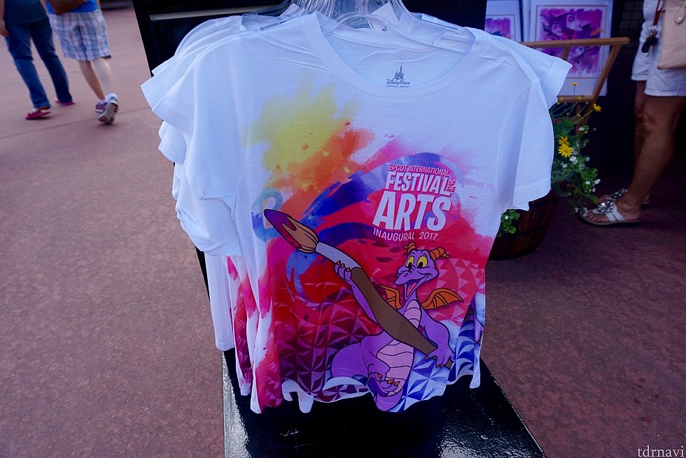 とても色鮮やかなスペシャルイベントTシャツ。アートイベントならではの色使いです。