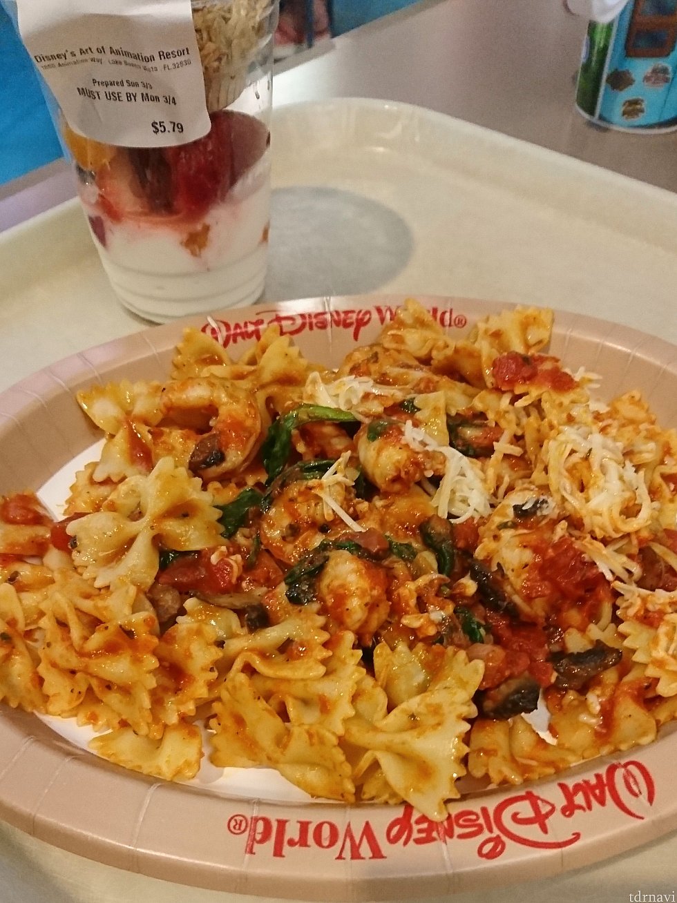 食べやすいファルファーレのパスタを注文。手早く調理してくれます。2人でシェアして食べようと紙皿に移してビックリ!凄い量!
アートのヨーグルトパフェはオシャレで上品なお味でした。