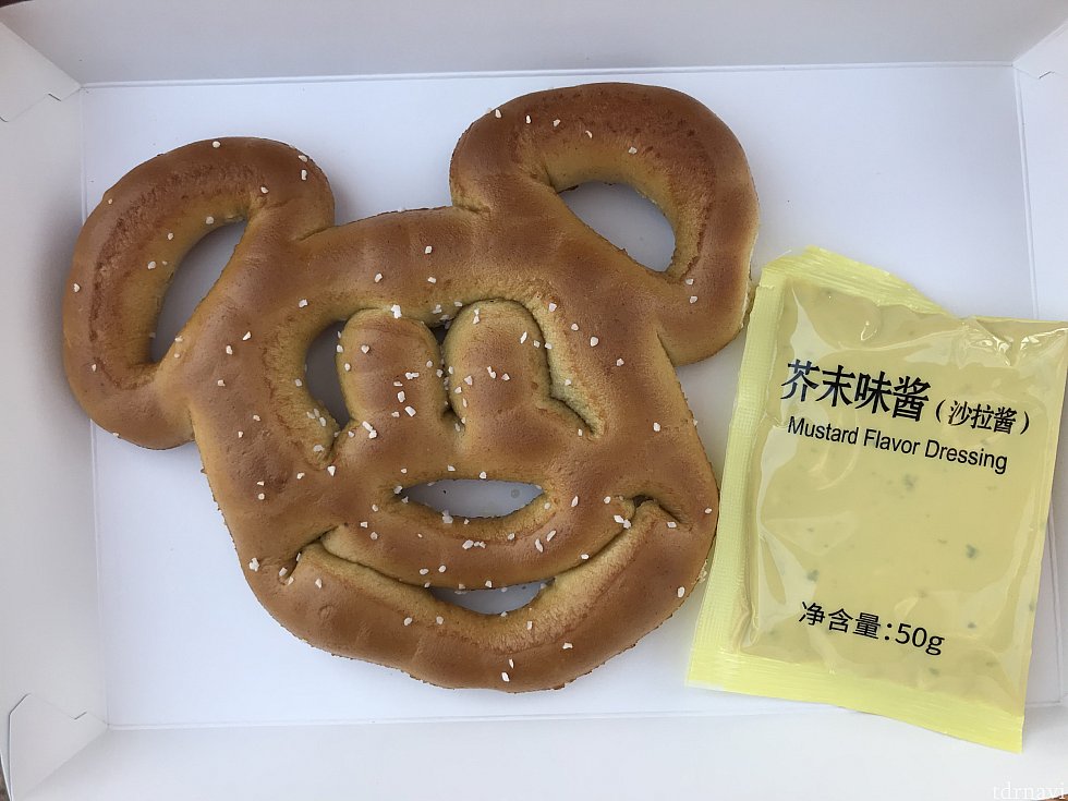 ミッキー プレッツェルはやや大きめです。
白いのはゴマでなく岩塩でした。