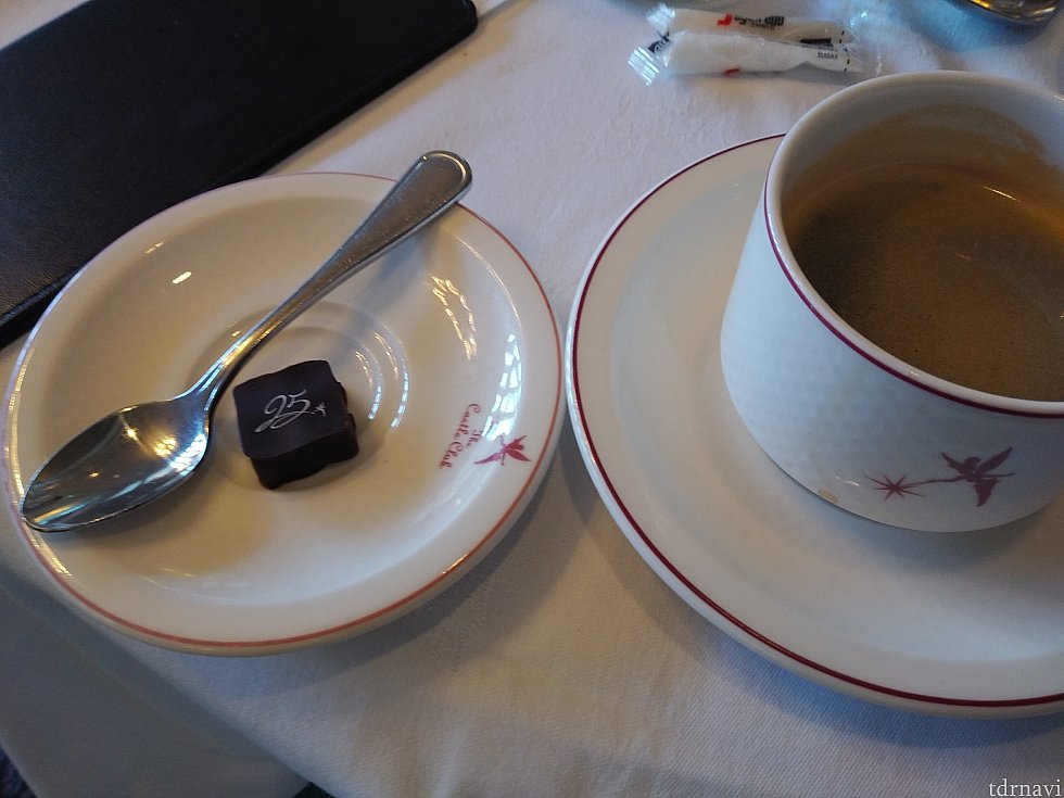 コーヒーを頼むと25周年プリントのチョコレートがついてきました。