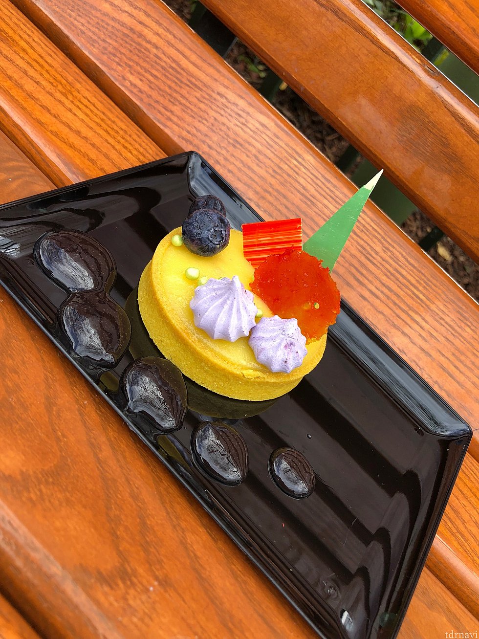 食事もアートの一部としてブースにて販売されています。
