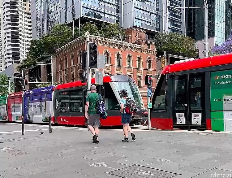 路面電車<br>
どんどんくるからほぼ待たないで乗れる。リゾラみたいな感じ。