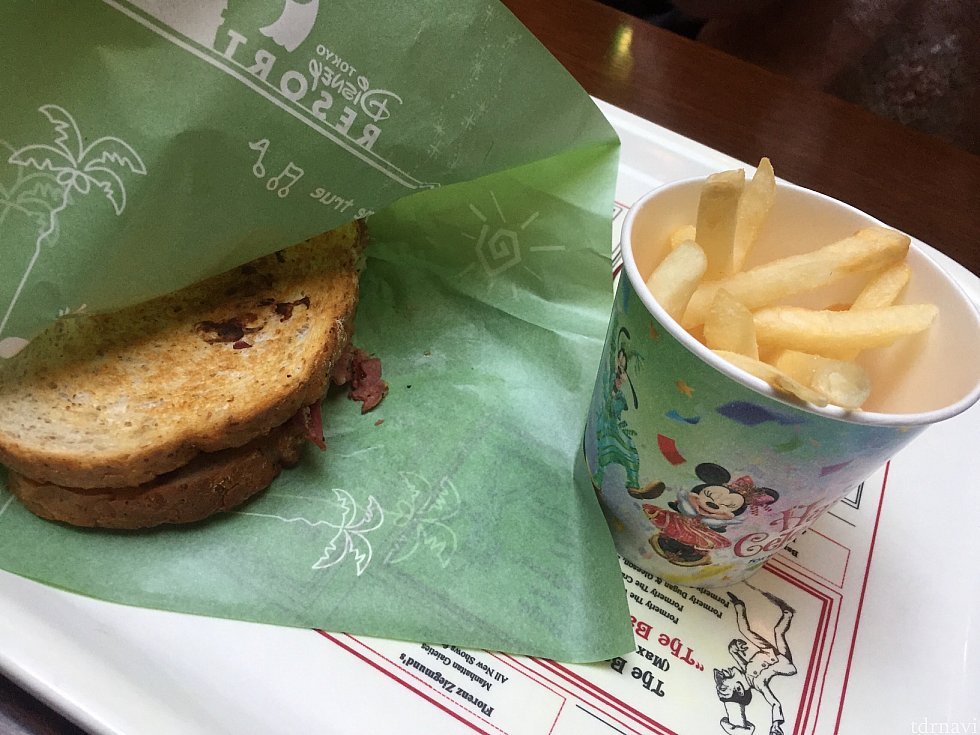 ルーベンホットサンドセット。ポテトと飲み物が付きます。