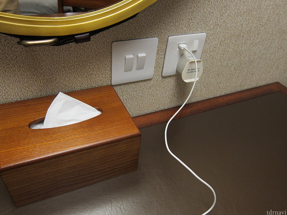 USBの充電口があるのと、コンセントアダプタが部屋に1つあるので、特に何も用意しなくても充電できるのはありがたい。