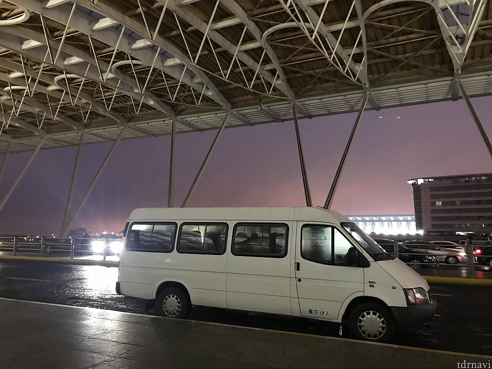 こんな感じの車で空港まで送っていただきました