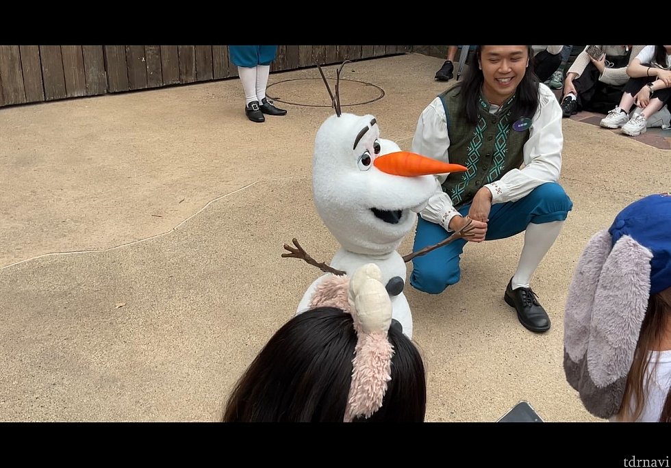 オラフはこんなポーズを取ってくれます