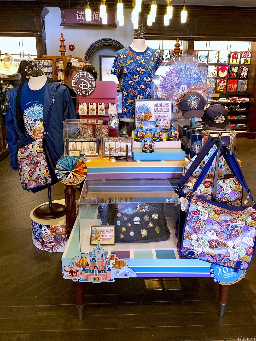 ミッキー アベニューのショップにて♪1人各商品2つまでの表示が。