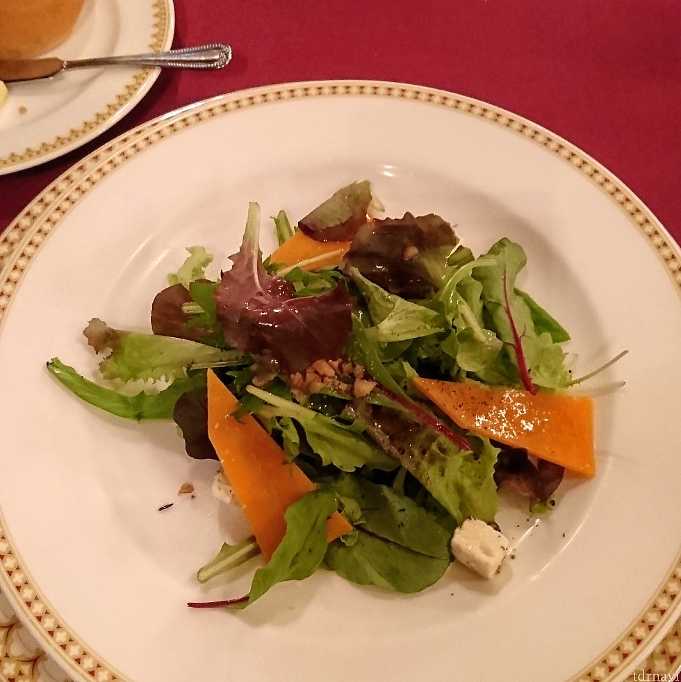 サラダ。少し癖のあるチーズがアクセントで美味しかったです。