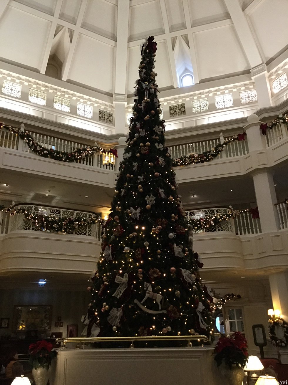 店外のソファエリアの中央にはクリスマスツリーが