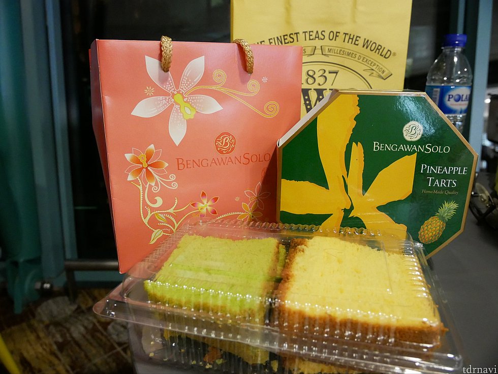 パイナップルパイとパンダン味のシフォンケーキを買いました!とってもふわふわで美味しかった♪