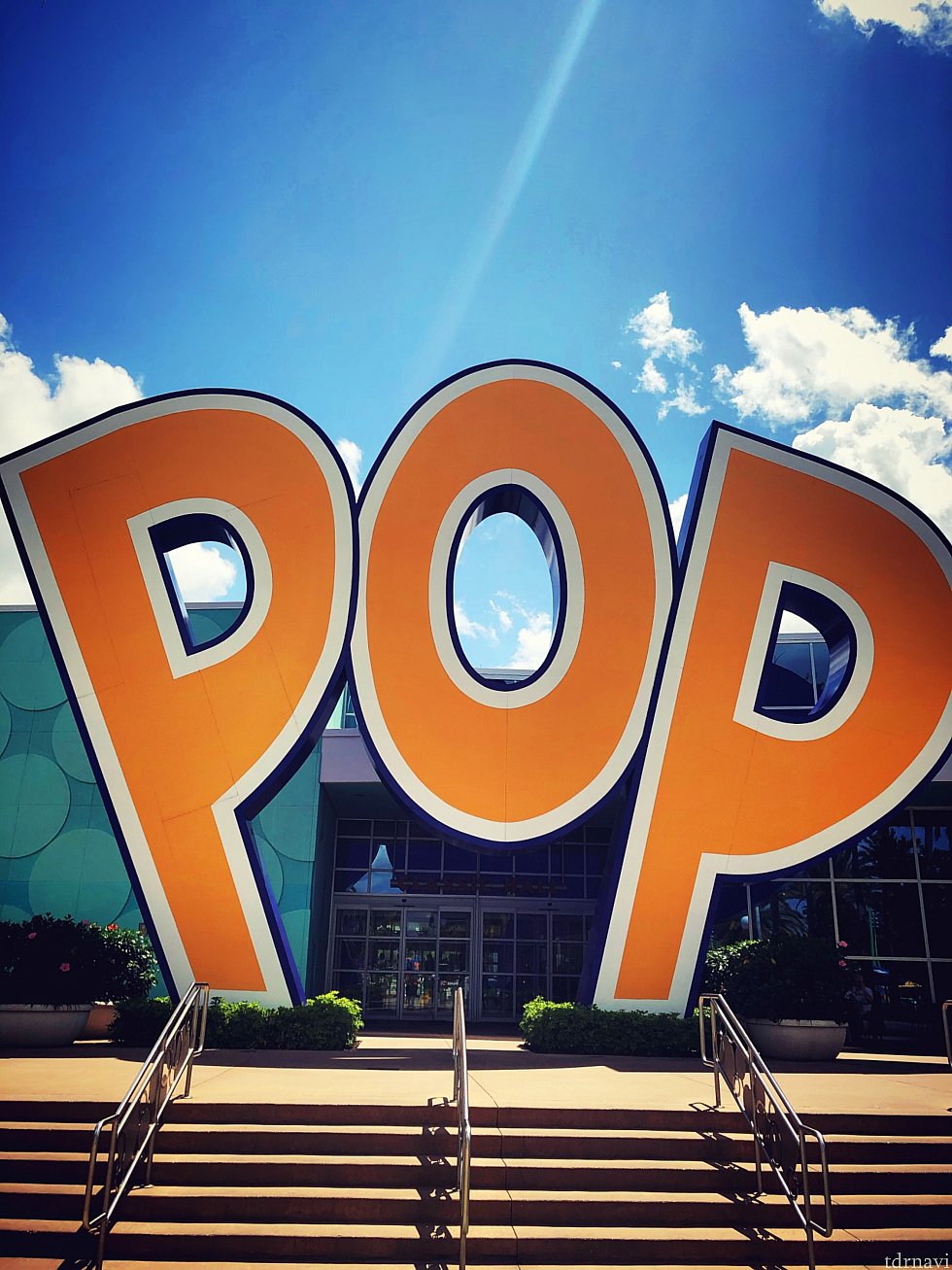 大きなPOPのオブジェはロビー棟(Classic Hall)の出入り口