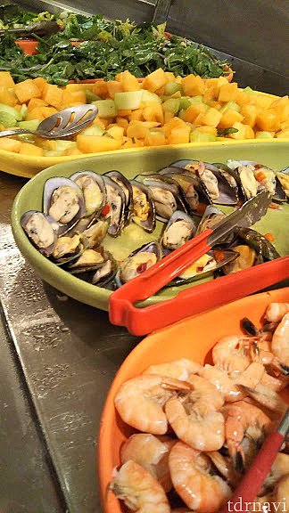 魚介類が割と豊富。ムール貝もあります。
海のテーマだから??理由はわかりませんが。
茹でえびがプリプリしておいしい。DCLを思い出す~