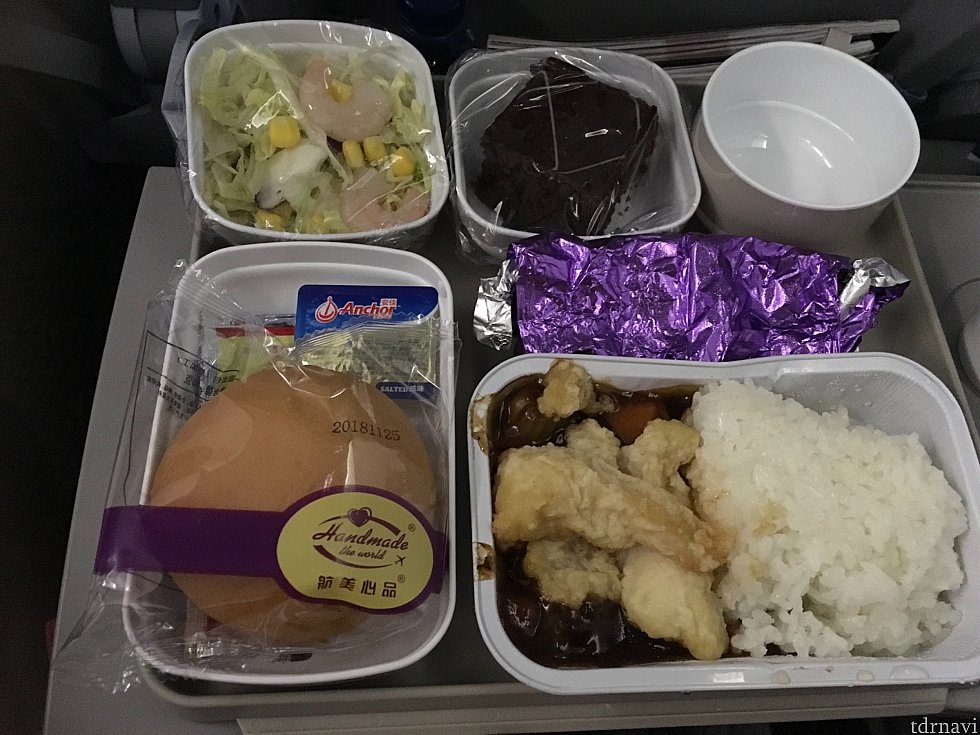 北京→羽田便の機内食。機内食でこれは…というのがなかったのも良かったです。私はそこまで困ったことがなかったので、予算を抑えるなら使うかなと。