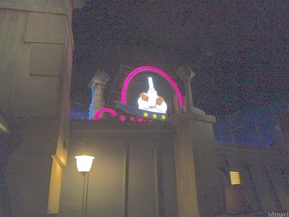 スタンバイ中、グストーが話しかけて来ます。ファストパスでしたが壁越しに見ることができます。