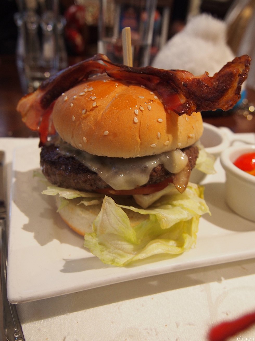 ボリューミーなハンバーガー。肉汁じゅわぁ!ベーコンカリカリ。本当に美味しかったです。ナイフとフォークでいただきます。