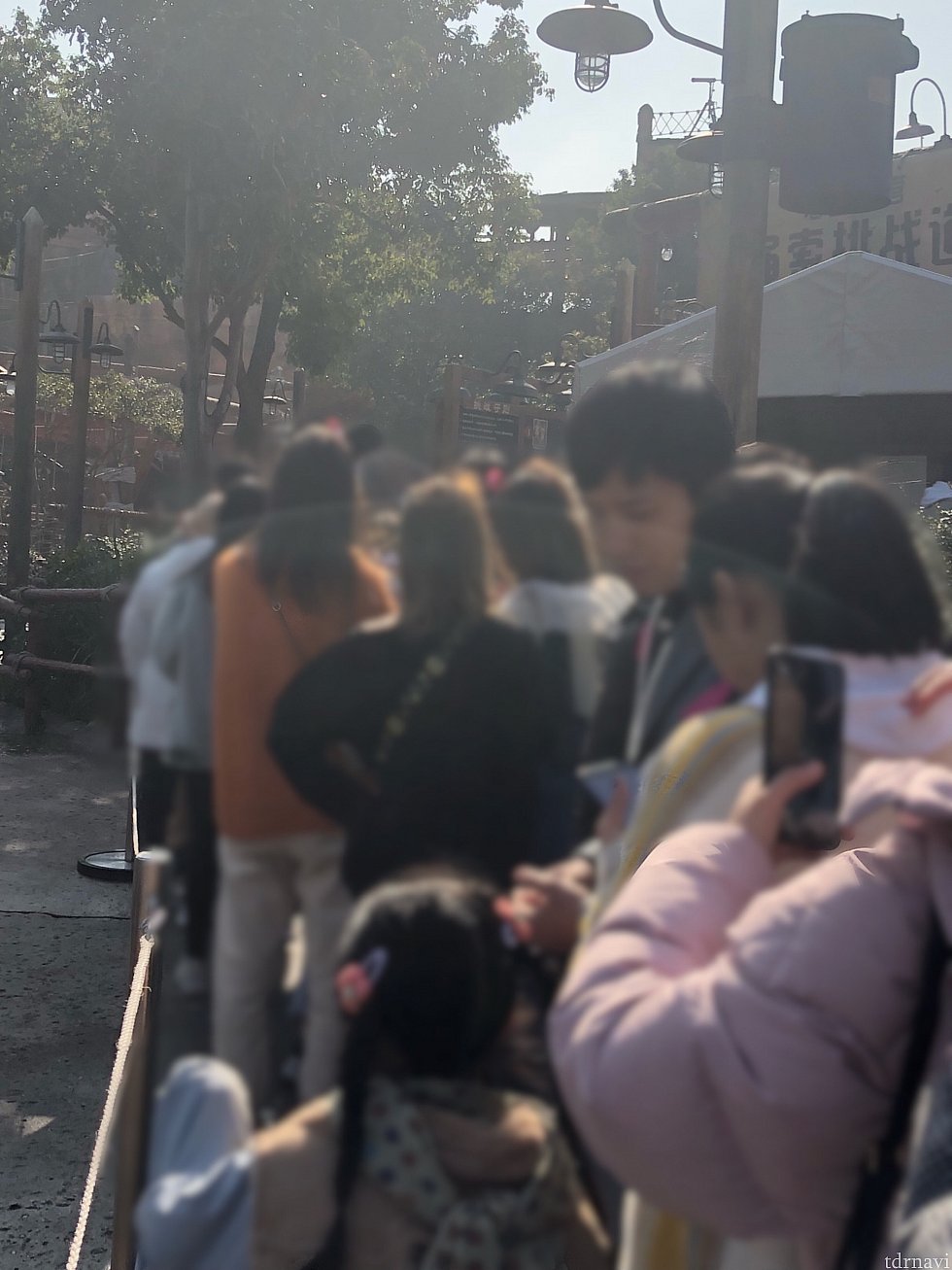 朝の開始15分前にはこれくらい並んでいましたが、すぐロッカーに案内されました