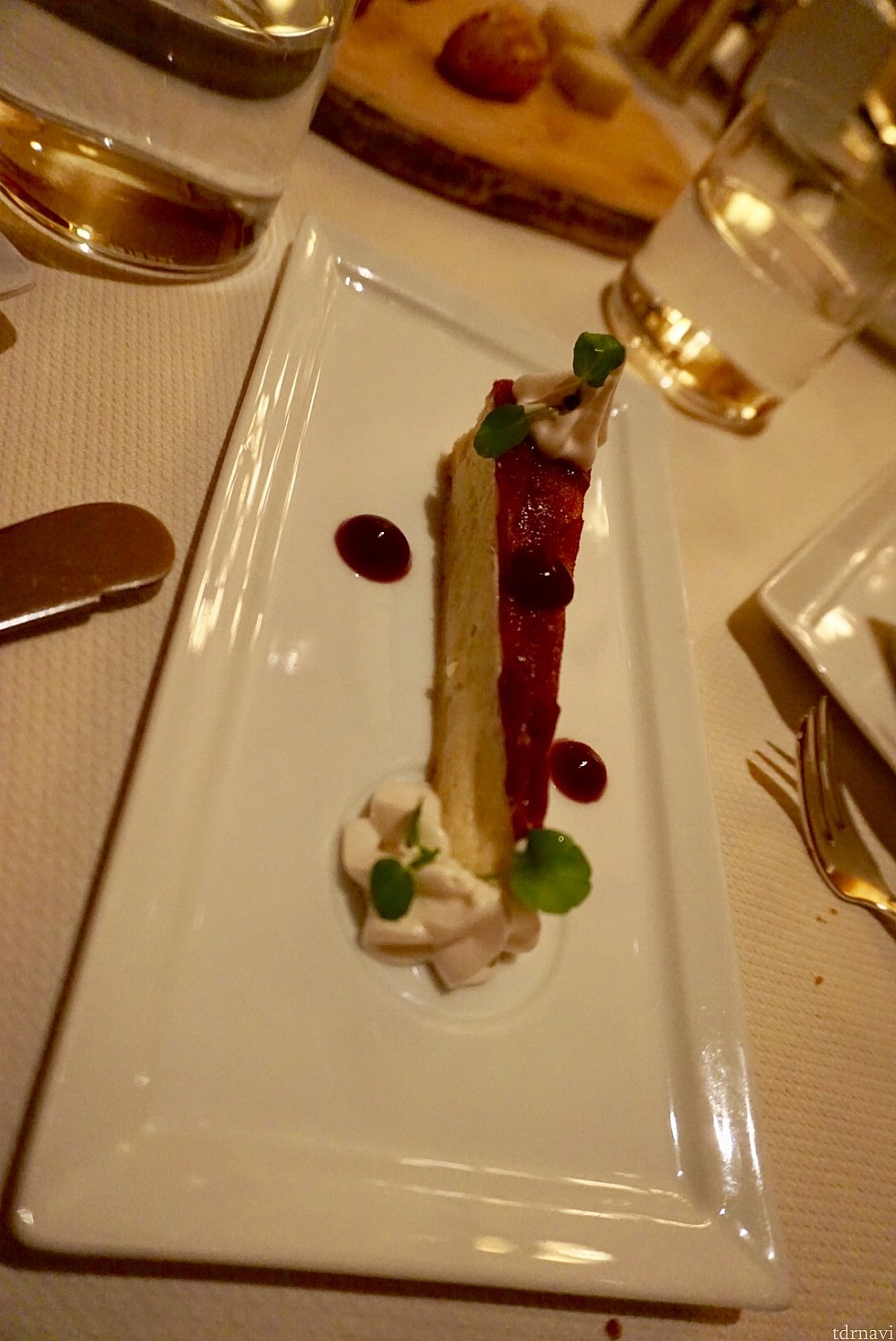 ブルーチーズのチーズケーキ。ほのかに甘く香りもキツくは無かったです。こちらは二人でシェア。上品な味で、僕は好きでした。