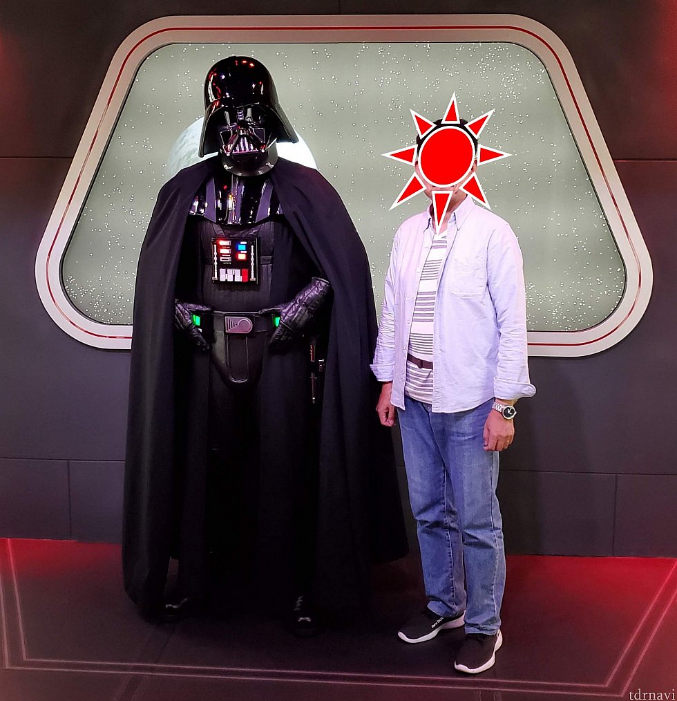 そしてさらにランクアップしてダース・ベイダーと2ショット!ローンチ・ベイ内のグリーティングにて。撮影後に握手を求めたら「No!」と拒否されました(笑)やはり恐れ多い…