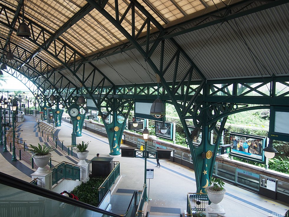 駅。もうここですでにワクワクする。ディズニーさんわかってる…入り口って大事。