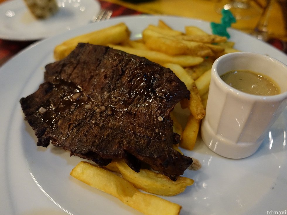 メインディッシュの牛ステーキ。ソースをかけるとさらに旨い!