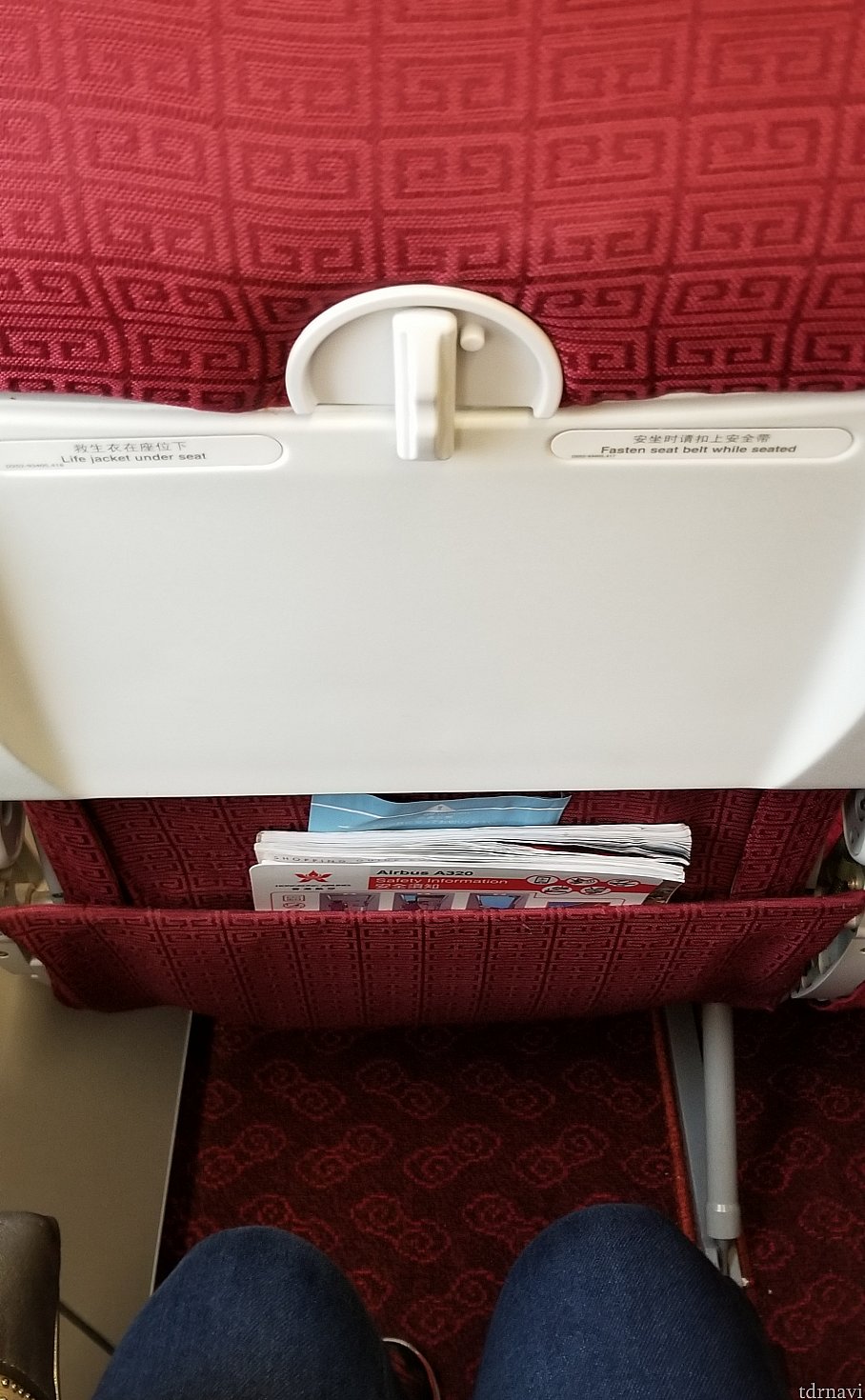 前座席との余裕はこんな感じ。機内販売の冊子が3冊と非常時の説明がありました。