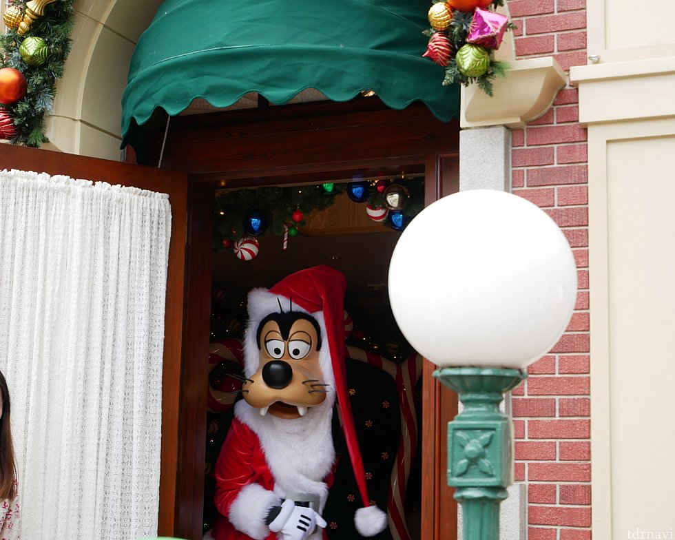 サンタグーフィーはシティーホールの横、アネックスで会えます🎅
ドアを開けてお出迎え🎵