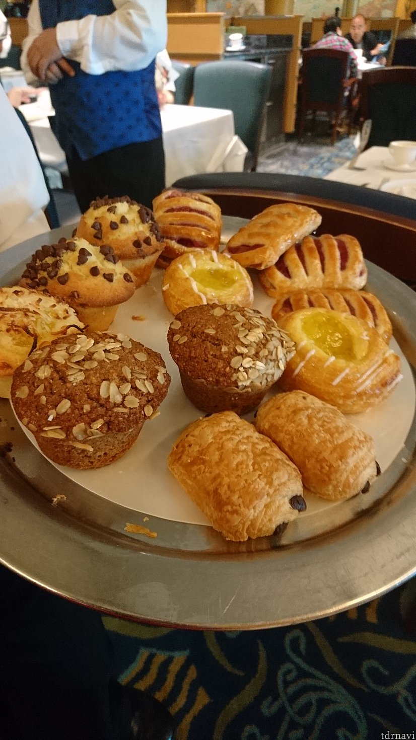 サーバーさんがあまーいパンを持ってきてくれます♪
(甘いものが苦手な私は食べませんでした💦)