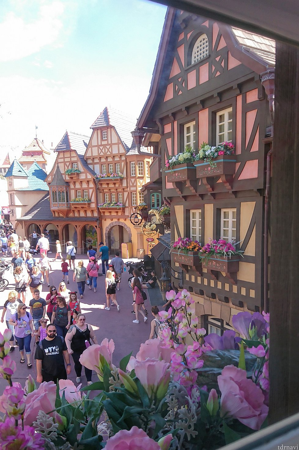 チューダー様式の建物が可愛いファンタジーランドを上から眺められる最高の場所です!
