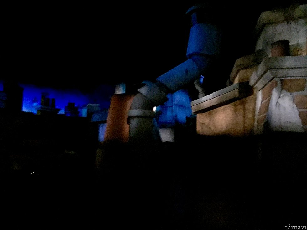 映画の中で、レミーが屋根の上でパリの夜景を見てたシーンを思い出させます。