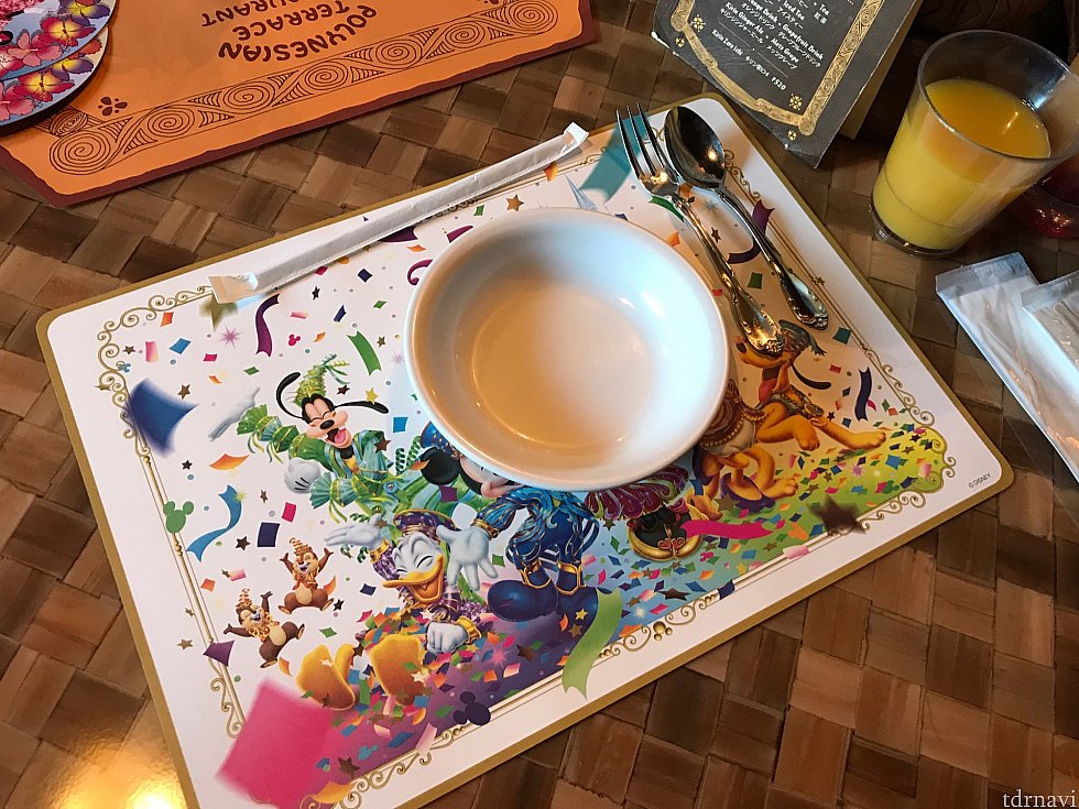 食事がいらない子供にはフォークとスプーン、お皿が用意されます。
あと右上に見えるのが100%オレンジジュース。
敷物は35周年柄でした。