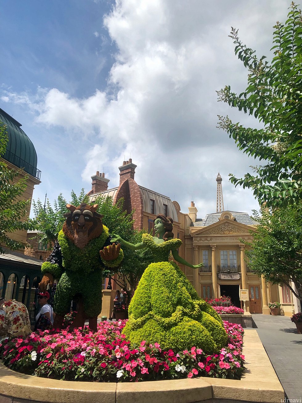建物の色使いも綺麗で素敵なフランス館。
Flower&Garden Festival開催中でベルと野獣のトピアリーがありました。