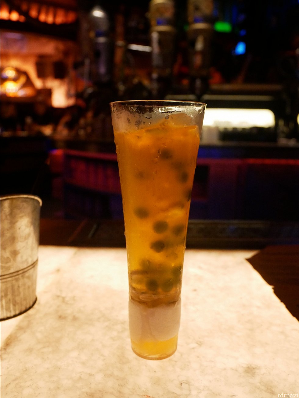 ノンアルコールカクテル『Carbon freeze』にしました。おそらくハン・ソロの炭素冷凍をイメージドリンク♪写真では伝わらないのですが、一番下にドライアイスが入っており、中にある丸いやつがボコボコと動いています!
動画で撮るとテンションが上がるドリンクですが、とっても甘い&ボコボコしていて飲みにくかったです(笑)