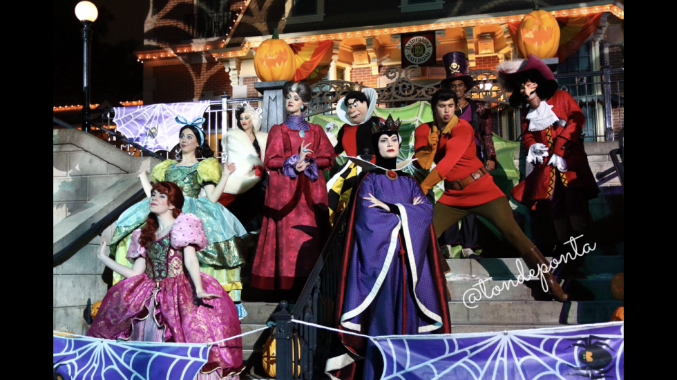 お見送りはこんな感じで階段に大集合します。Disneyland Railroad 乗り場へ向かう階段です。なぜか入れてもらえなかったジョン・ラトクリフさん…