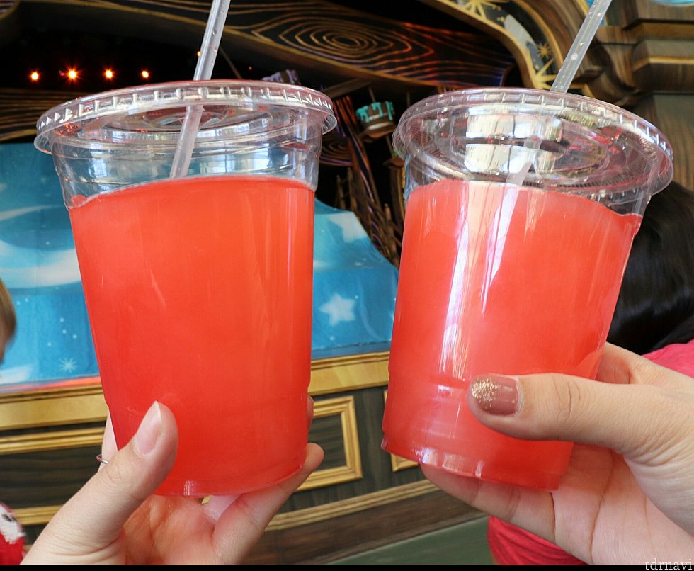 少し飲んでしまっていますが、左がラズベリー、右がチェリー味ですが見た目には分かりづらいです。