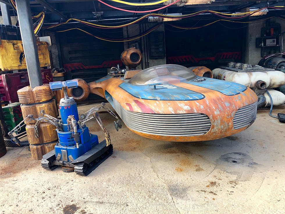 おそらくルークが載っていたX-34 Landspeederらしきモノが駐車場にパーキングしてあります。さてその先へ進みましょう。