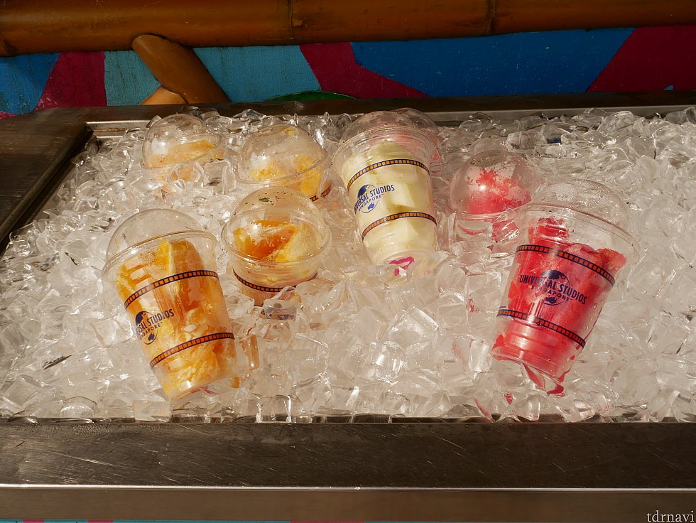 カップいっぱいにフルーツが入ってます。
