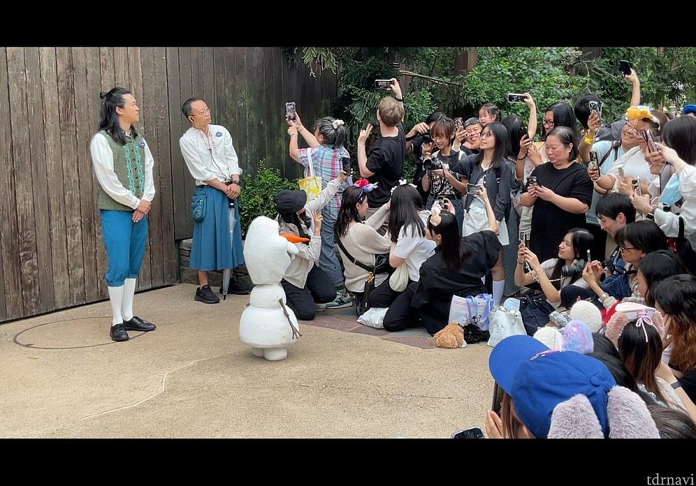 写真は自撮りでね、とキャストさんが言うと一斉に振り返る人々…