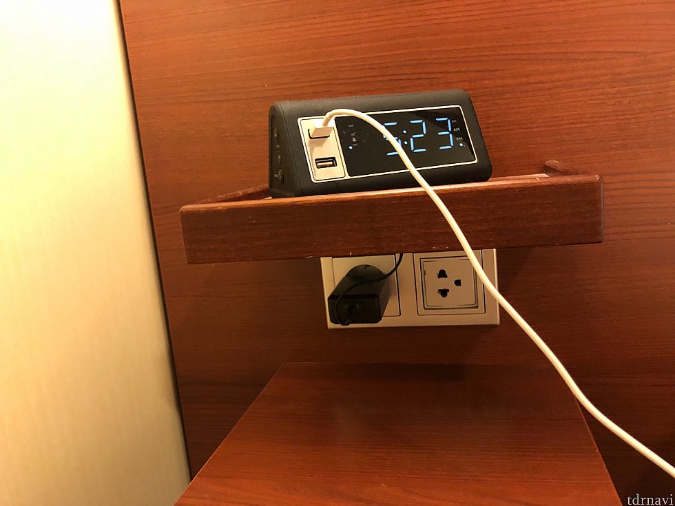 USBが二箇所とコンセントも2箇所ですが1つは時計に使用されています。