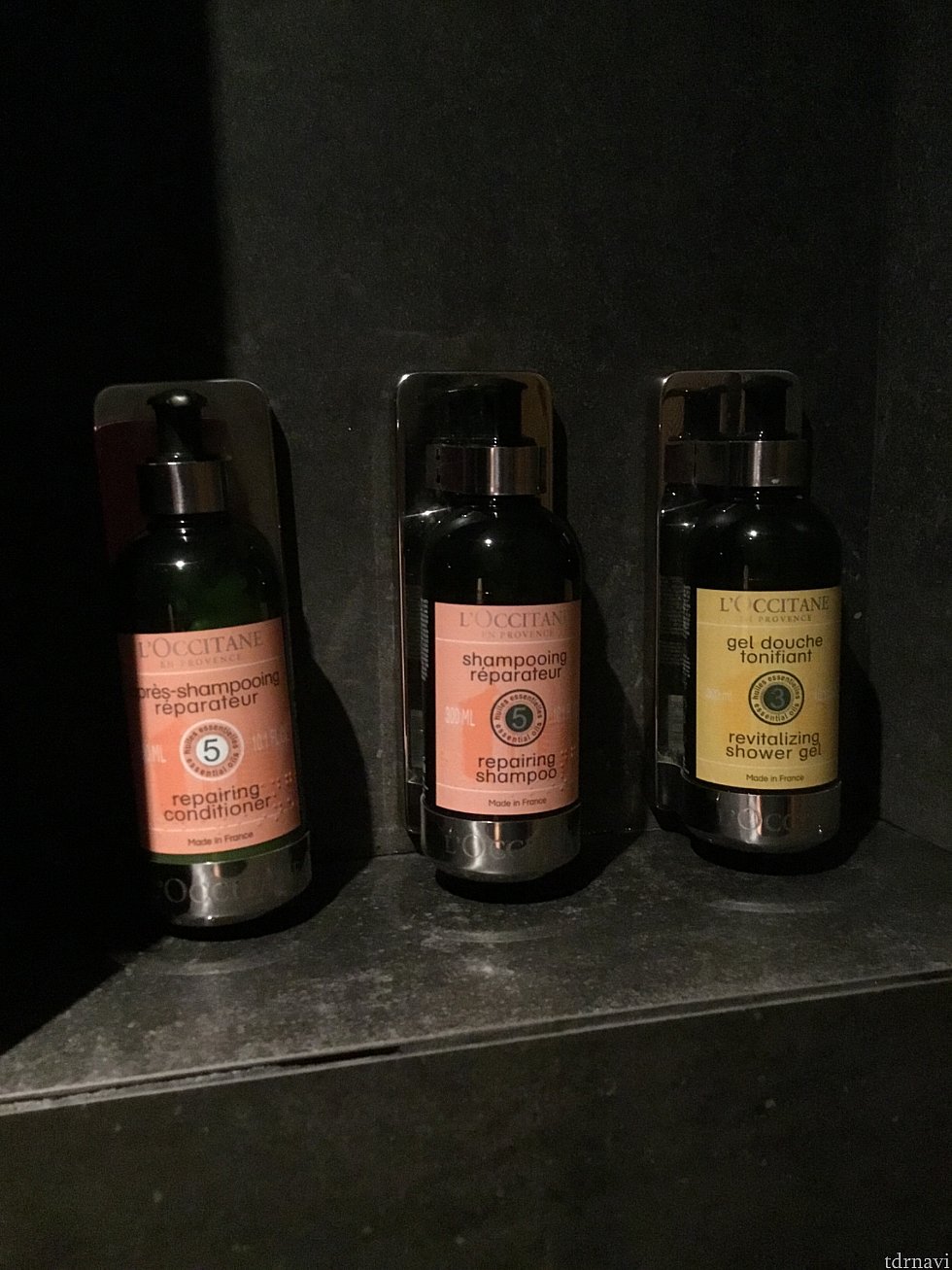 左からコンディショナー、シャンプー、シャワージェル
ヘアケアはお花の香りで、シャワージェルはシトラス系の香りでした。