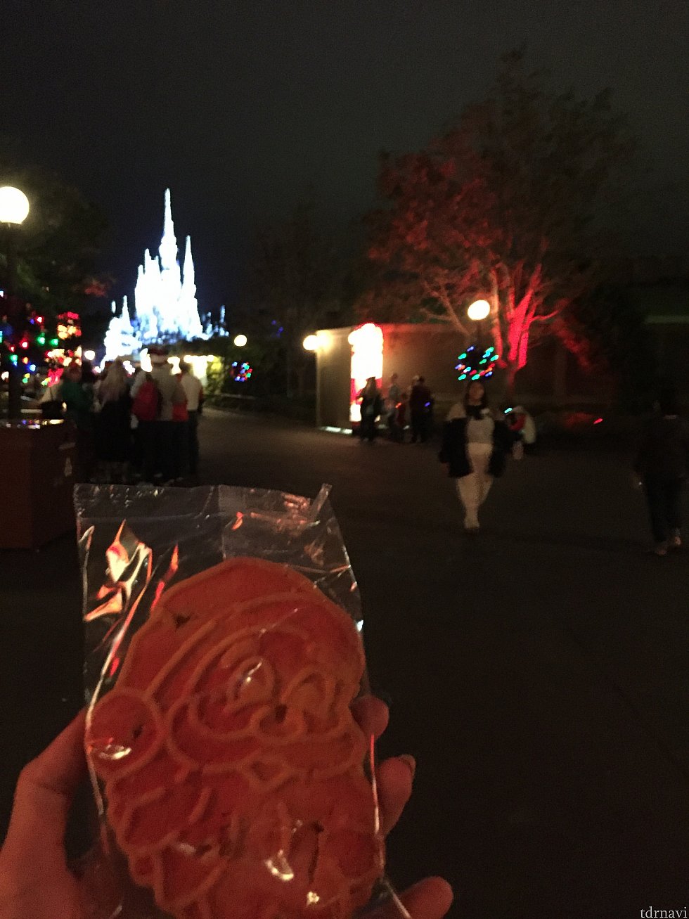 貰ったサンタの大きいクッキー?メイプルシロップの味